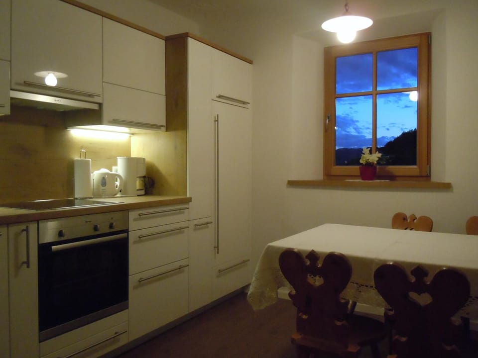Coffee/tea facilities, Kitchen or kitchenette, Decorative detail, Dining area