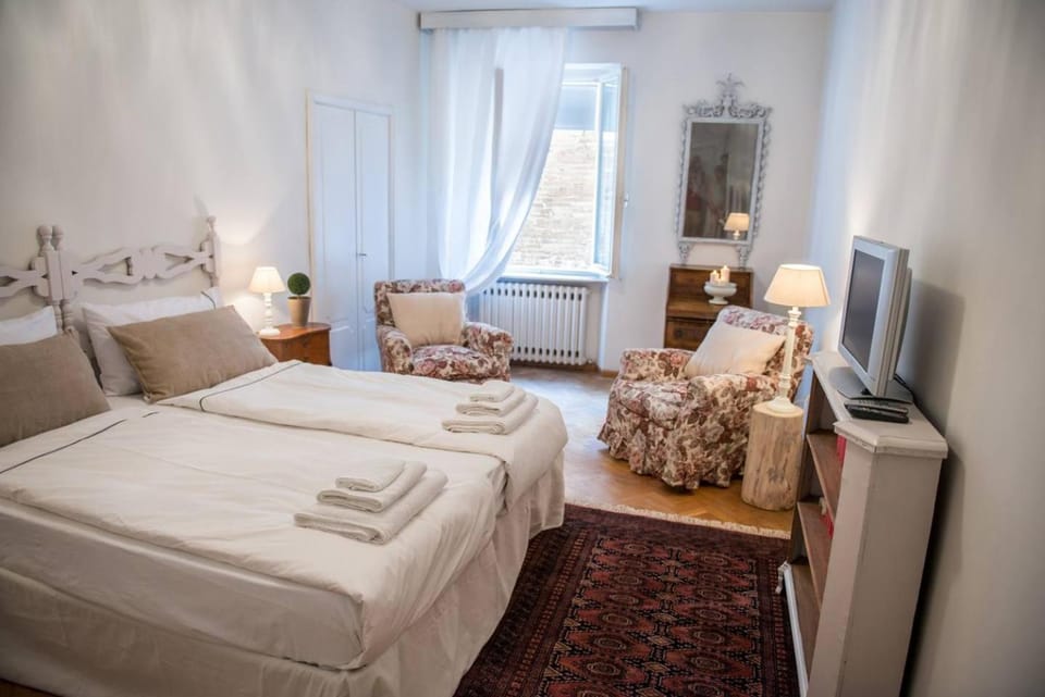 Bed, Bedroom, towels