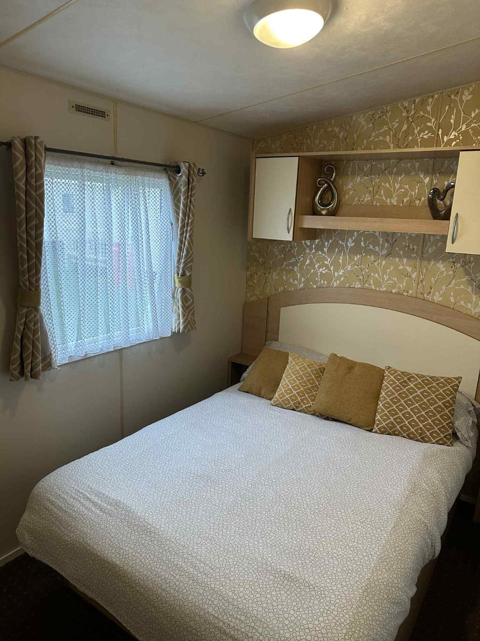 3 bedroom 8 berth Standard Basic caravans with Hot Tub,Mountain Bikes House in Tattershall