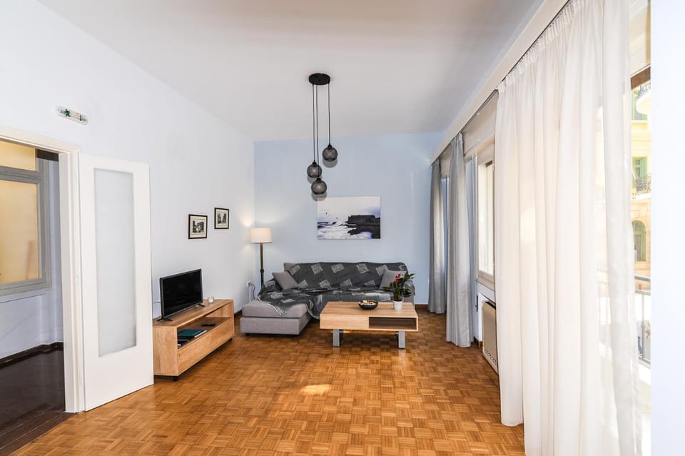 Photo of the whole room, Seating area