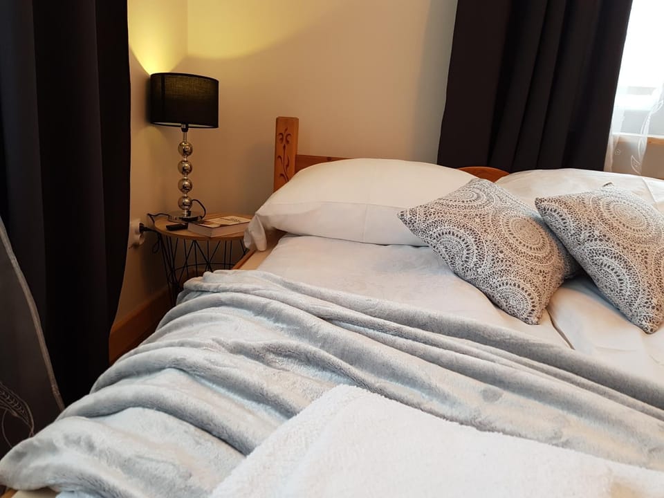 Bed, Day, Photo of the whole room, Decorative detail, Bedroom, On site