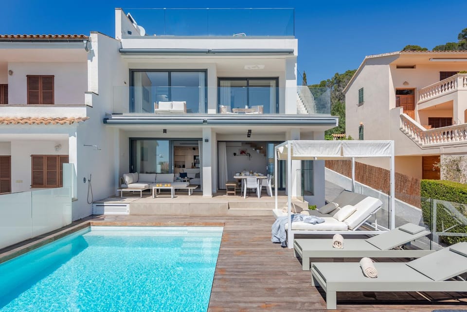 Property building, Balcony/Terrace, Pool view, Swimming pool, sunbed