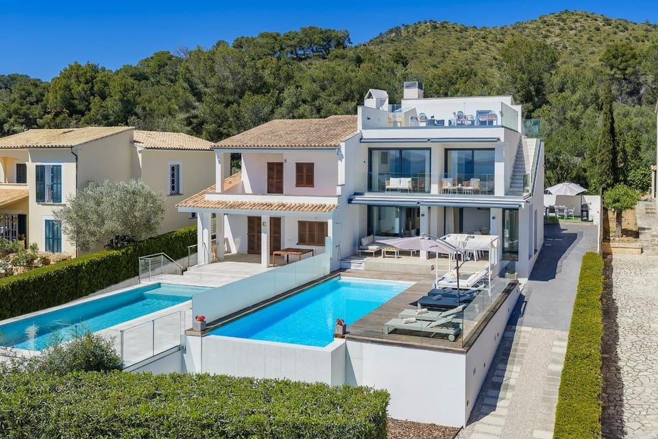 Property building, Pool view, Swimming pool, sunbed