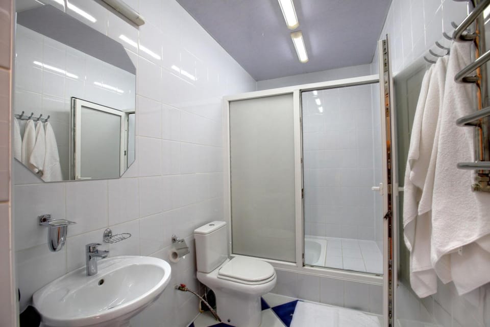 Shower, Toilet, towels