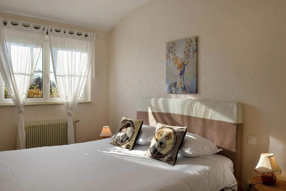 Bed, Bedroom, Garden view