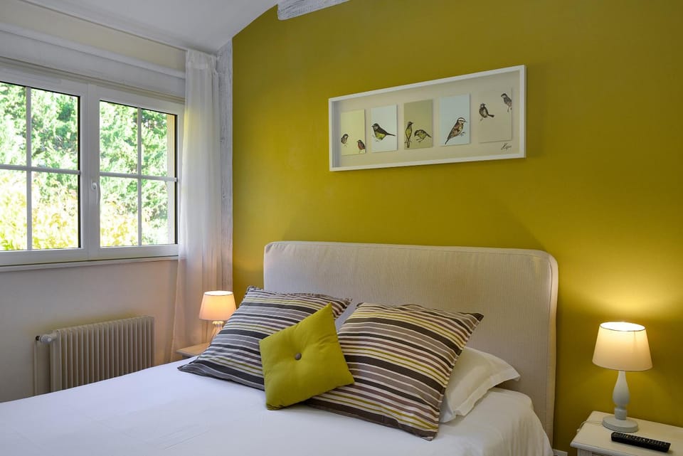Bed, Bedroom, Garden view