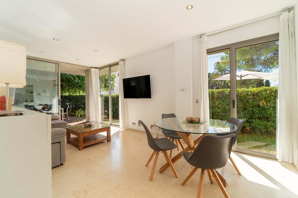 Communal lounge/ TV room, TV and multimedia, Living room, Dining area