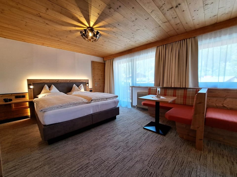 Bed, Photo of the whole room, Seating area, Bedroom