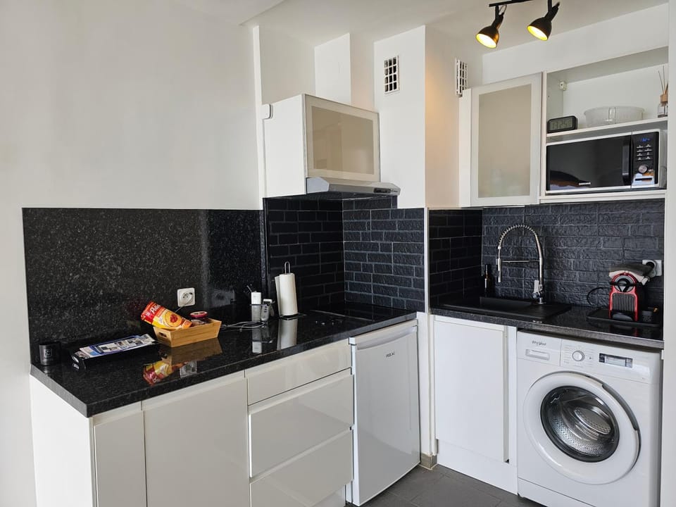 Kitchen or kitchenette, stove, washing machine