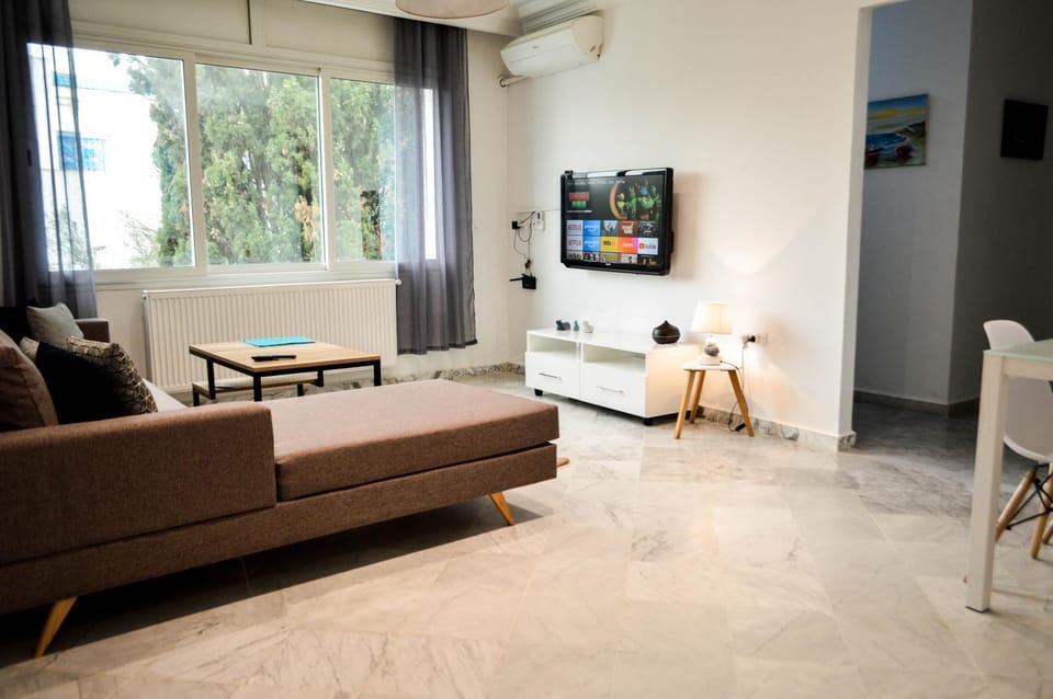 Communal lounge/ TV room, TV and multimedia, Living room, Seating area, Evening entertainment, air conditioner