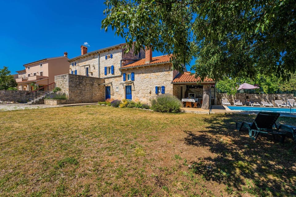 Kutić in Štokovci (Haus für 10-15 Personen) House in Istria County