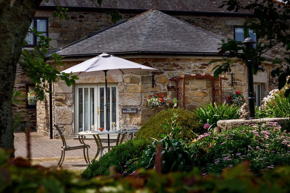 Patio, Dining area, Garden view