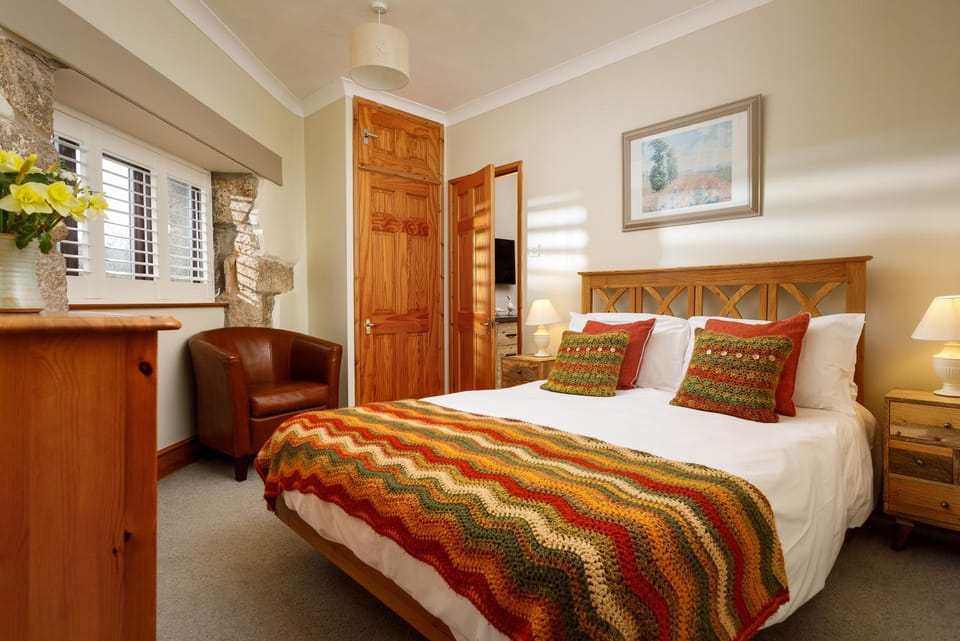 Bed, Photo of the whole room, wardrobe