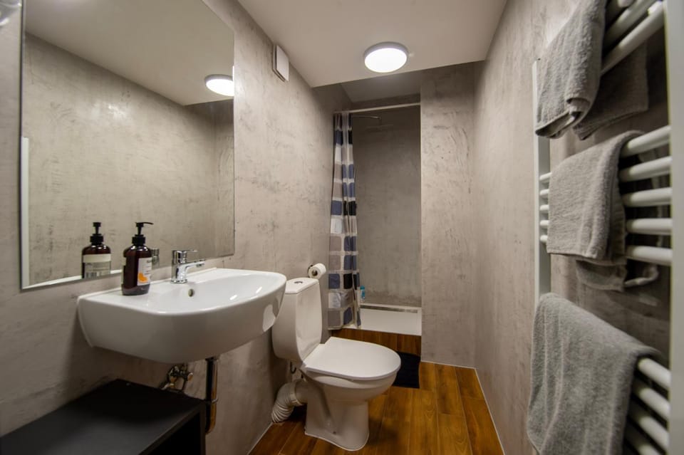 Toilet, Bathroom, towels