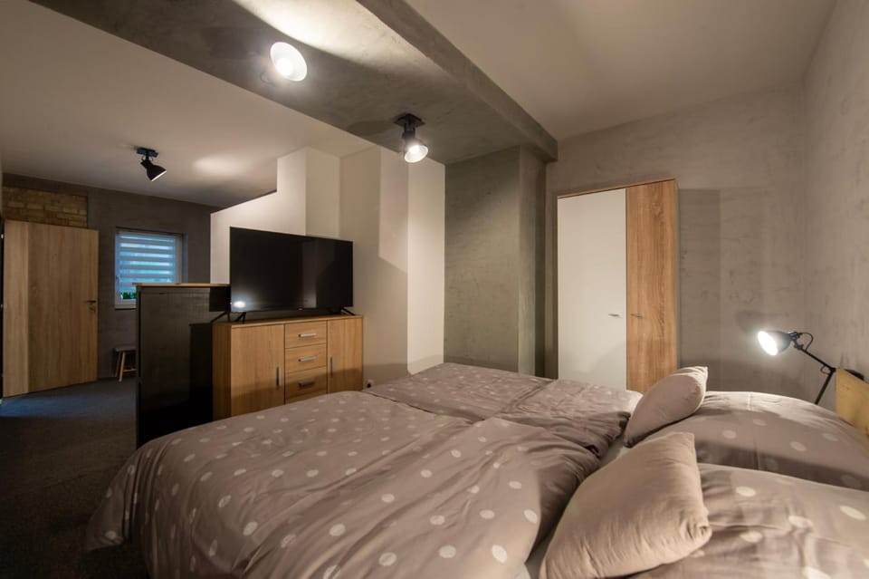 Bed, TV and multimedia, Bedroom, wardrobe