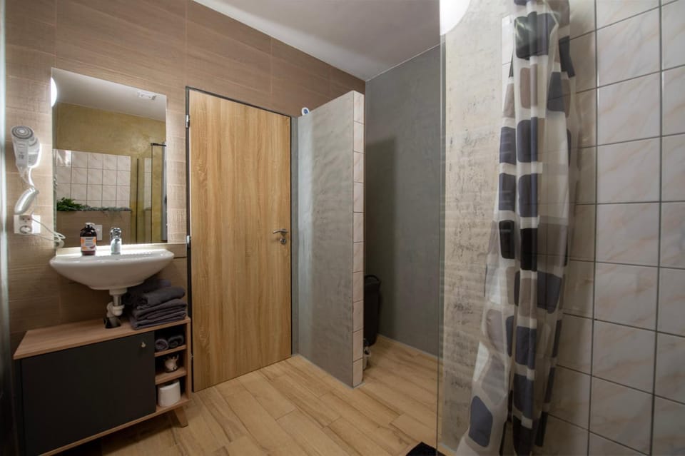Shower, Toilet, Bathroom, towels