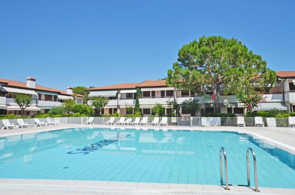 Property building, Swimming pool, Swimming pool