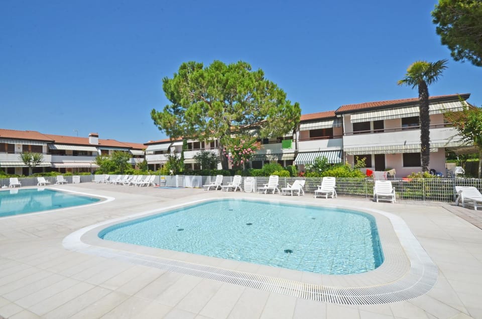 Property building, Swimming pool, Swimming pool