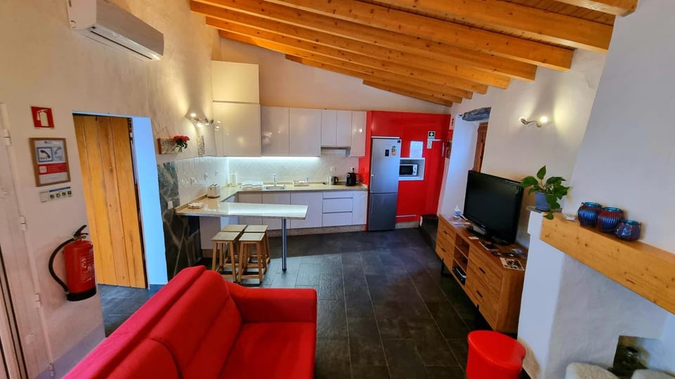 Property building, Facade/entrance, TV and multimedia, Kitchen or kitchenette, Living room, Decorative detail, Dining area, toaster, kitchen, air conditioner