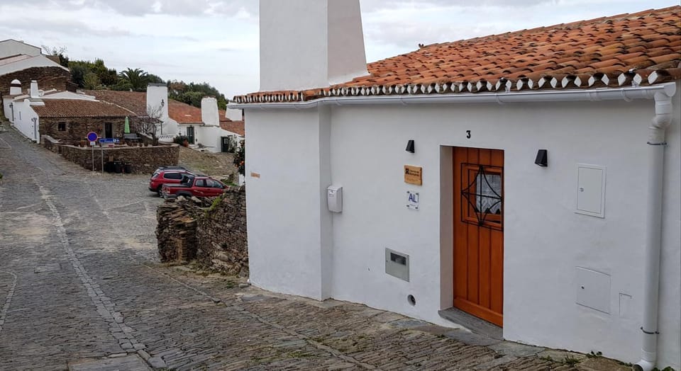 Property building, Facade/entrance, Landmark view, Street view