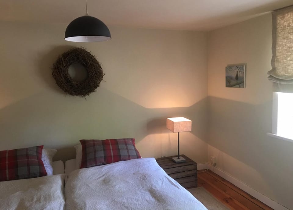 Bed, Photo of the whole room, Decorative detail, Bedroom, Garden view