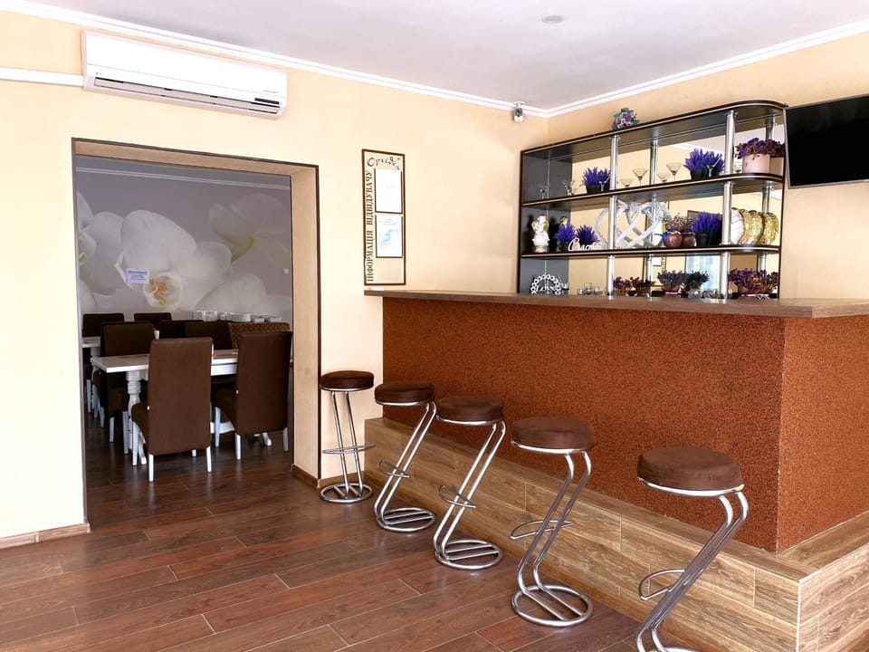 Restaurant/places to eat, Restaurant/places to eat, Lounge or bar, Meals, Meals