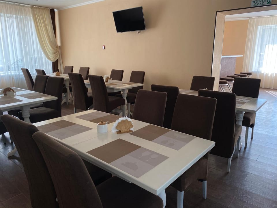 Restaurant/places to eat, TV and multimedia, Food and drinks, Banquet/Function facilities, Seating area, Food, Meals, Breakfast, Buffet breakfast, kitchen
