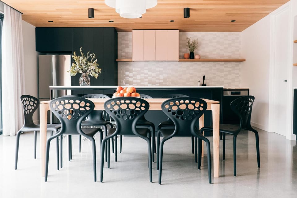 Kitchen or kitchenette, Dining area
