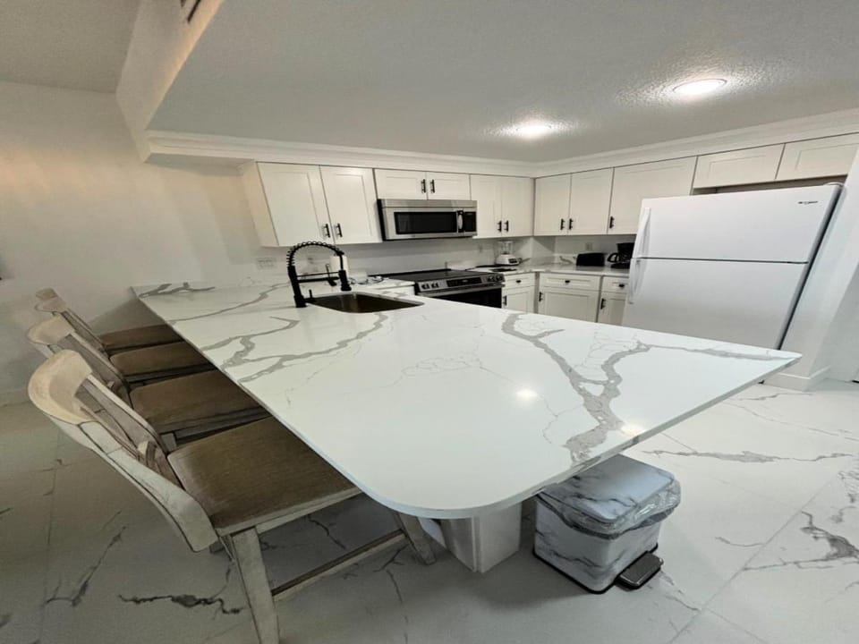 Kitchen or kitchenette, Dining area, minibar