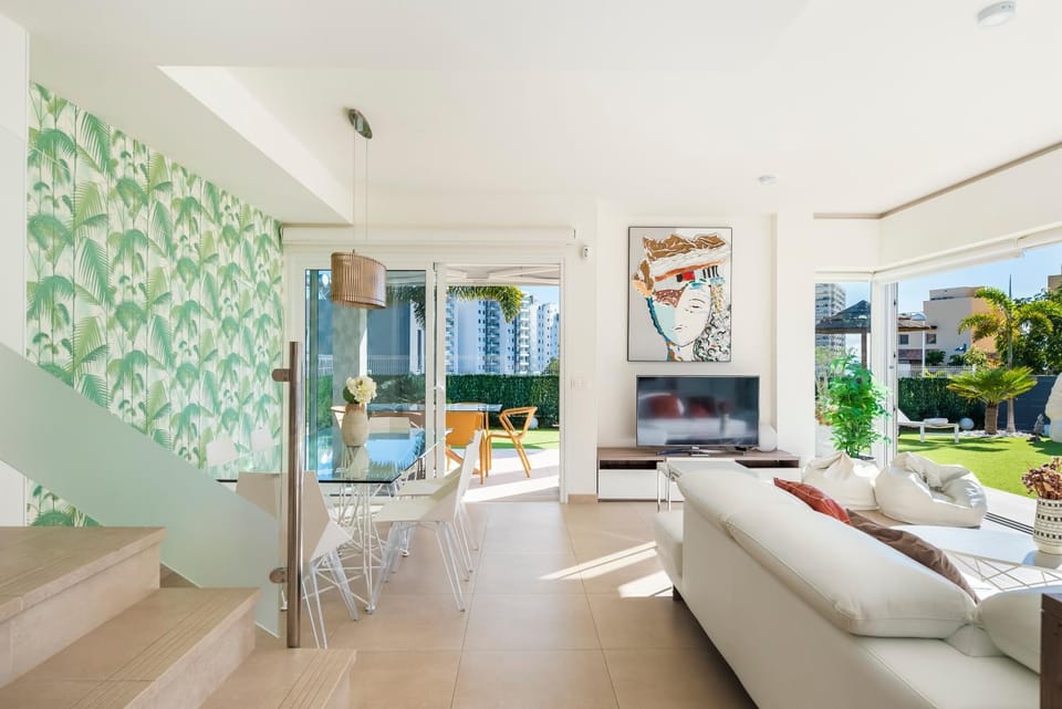 TV and multimedia, Living room, Seating area, Garden view