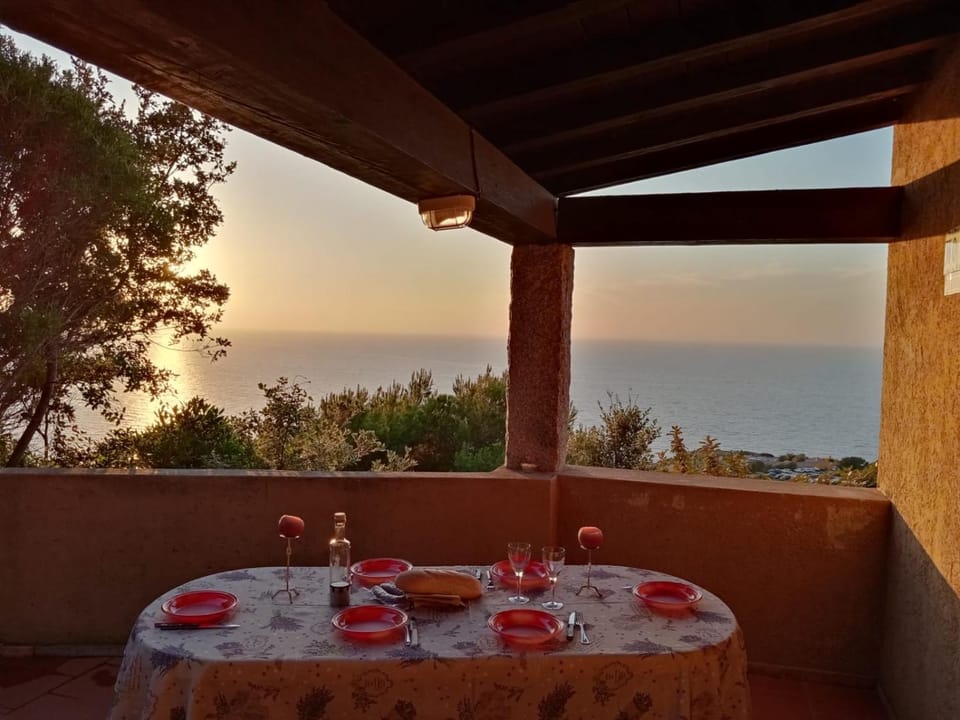 Natural landscape, View (from property/room), Balcony/Terrace, Dining area, Sea view
