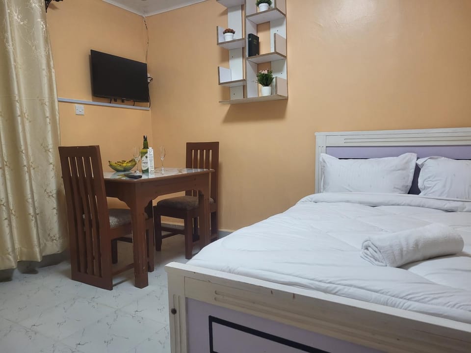 Bed, TV and multimedia, Dining area, Bedroom