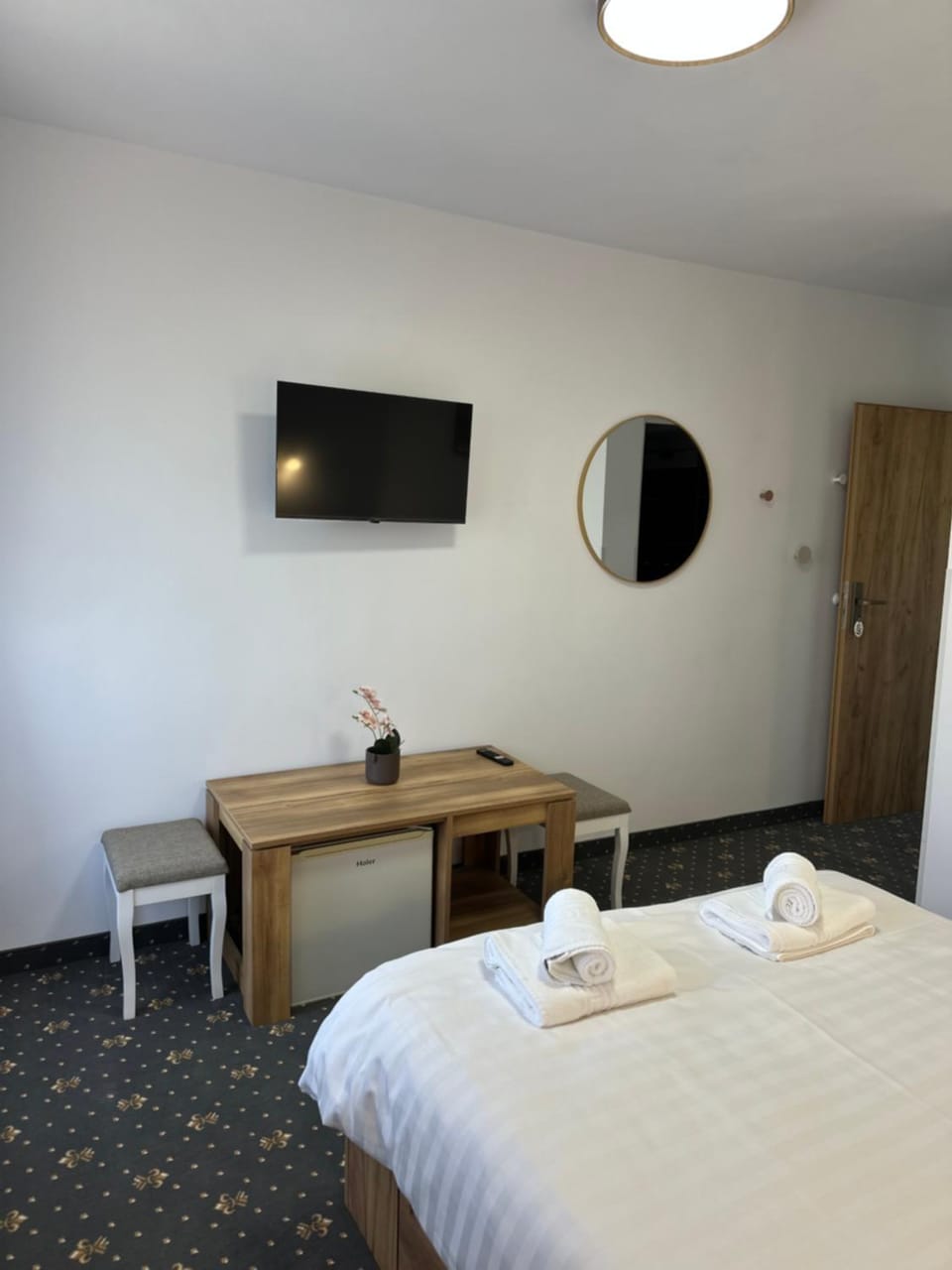 Bed, TV and multimedia, Photo of the whole room