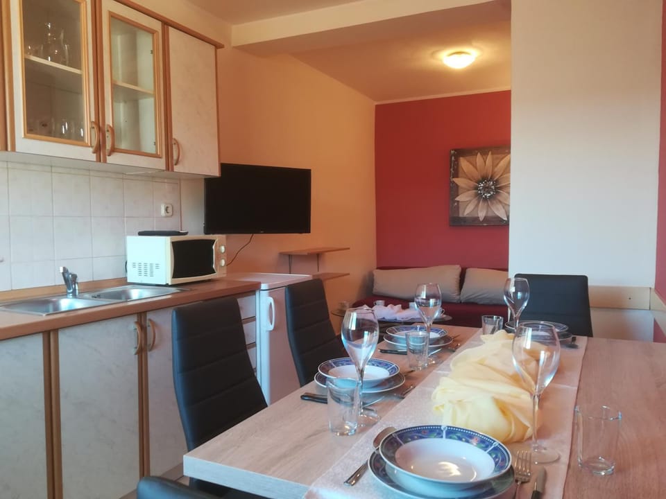 TV and multimedia, Kitchen or kitchenette, Living room, Dining area