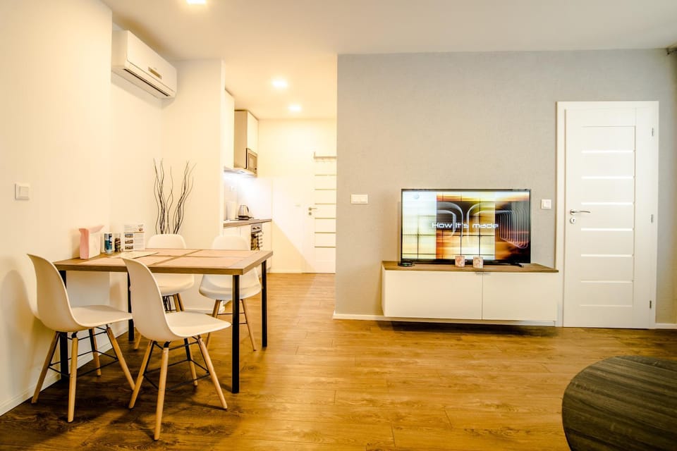 TV and multimedia, Coffee/tea facilities, Kitchen or kitchenette, Living room, Photo of the whole room, Dining area
