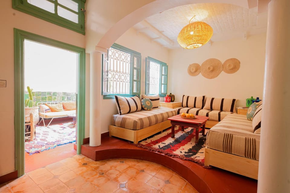 Restaurant/places to eat, Living room, Seating area, Dining area