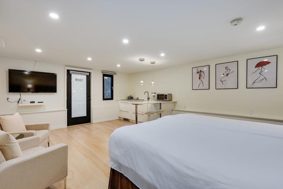 Classic King Size Guest Suite Apartment in Burnaby