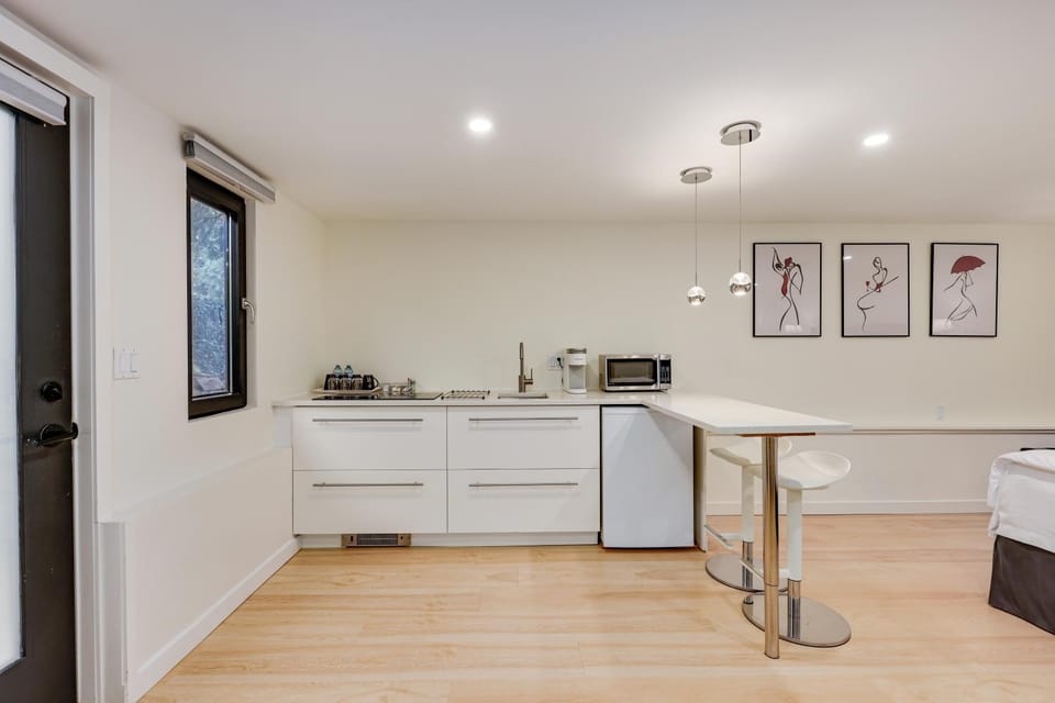 Classic King Size Guest Suite Apartment in Burnaby