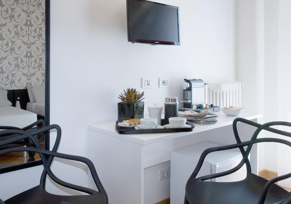Photo of the whole room, Food