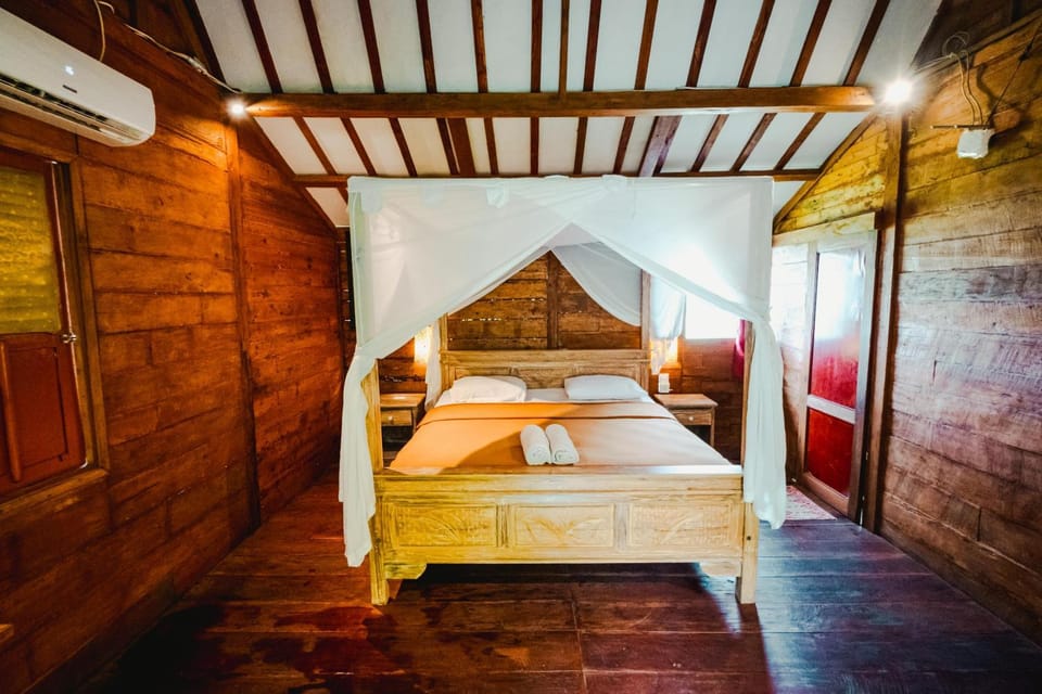 Bed, Photo of the whole room, Bedroom, bunk bed, air conditioner