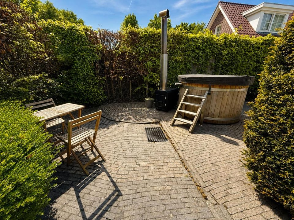 The Cosy Cottage Comfort - Sauna & Hot Tub in Private Garden Villa in Zeewolde