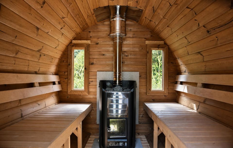 The Cosy Cottage Comfort - Sauna & Hot Tub in Private Garden Villa in Zeewolde