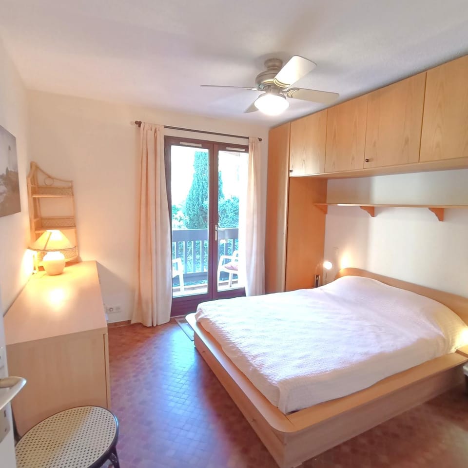 Bed, Balcony/Terrace, Photo of the whole room, storage