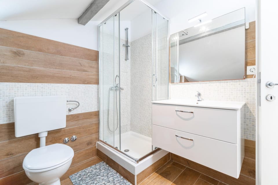 Shower, Toilet, Bathroom, towels