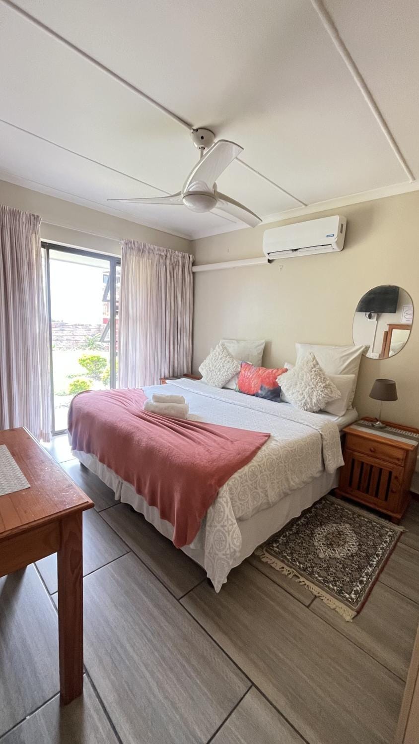 Bed, Coffee/tea facilities, Pool view, microwave, minibar, towels, wardrobe, air conditioner