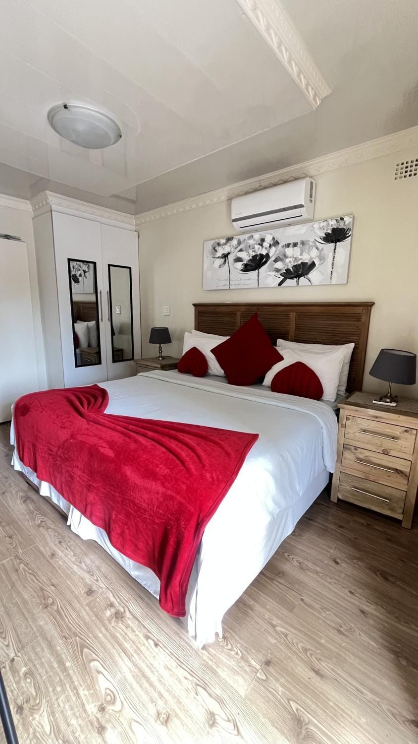Shower, Toilet, Bed, TV and multimedia, Coffee/tea facilities, Parking, microwave, minibar, towels, wardrobe, air conditioner