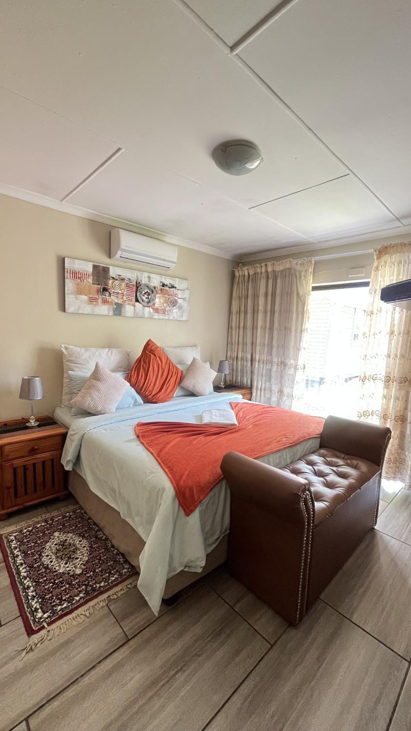 Toilet, Bed, TV and multimedia, Coffee/tea facilities, Garden view, Pool view, Bath, furniture, microwave, towels, wardrobe