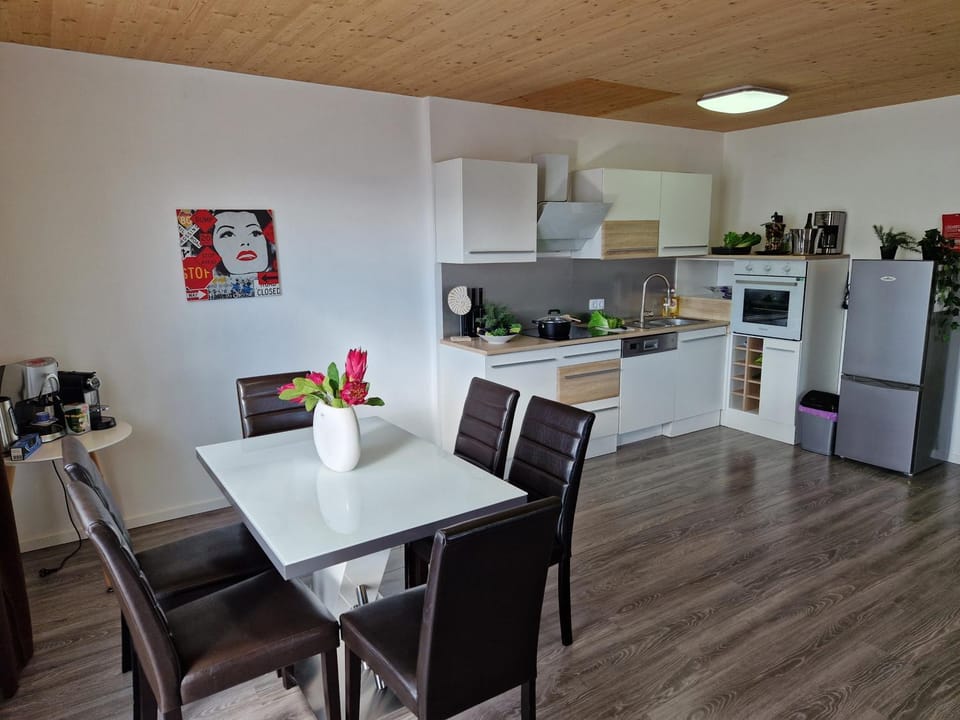 Kitchen or kitchenette, Dining area, Food, pet friendly, stove