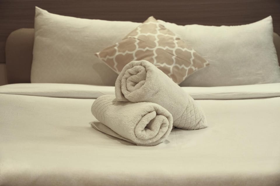 Bed, Bedroom, towels
