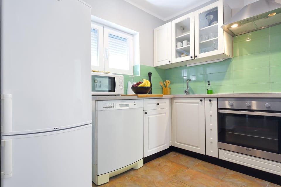 Kitchen or kitchenette, Food, Meals, Breakfast, Lunch, Dinner, Drinks, Alcoholic drinks